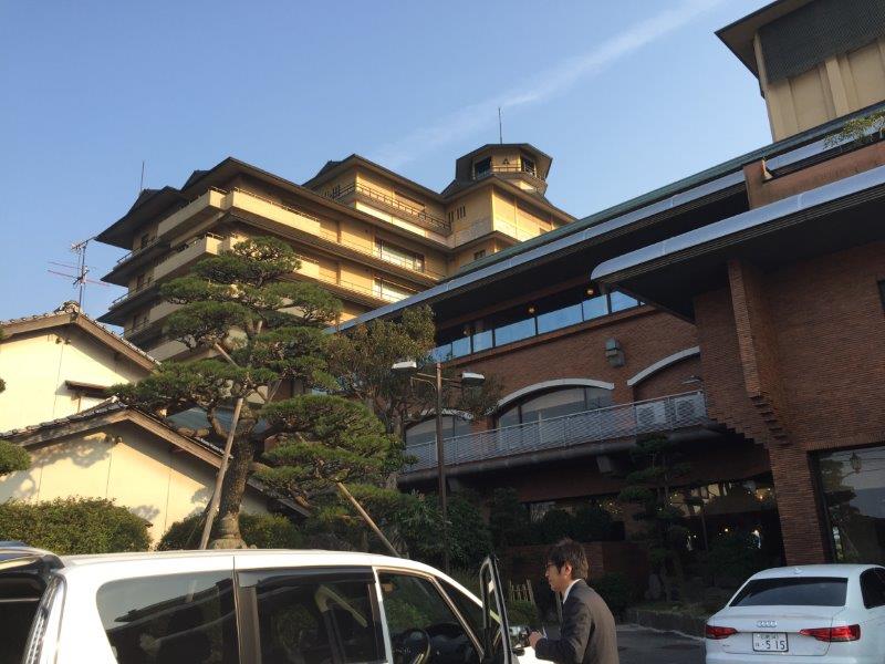 望湖楼外観。周辺の建物と比べて大きいので、遠くからでもわかります。