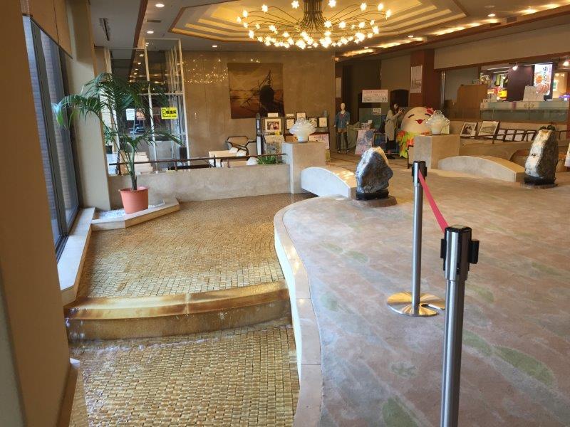 ロビー横を流れる水流が目を引く。