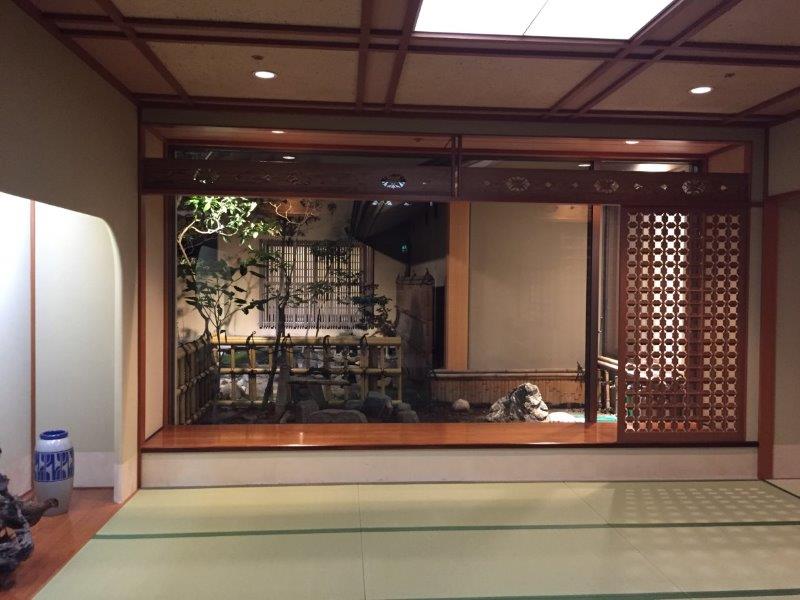 夕食をいただく個室スペースの入り口。旅館の風情たっぷり。